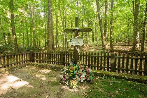 Łysica. Mogiły około 80 osób pomordowanych w 1943 roku przez hitlerowskich okupantów