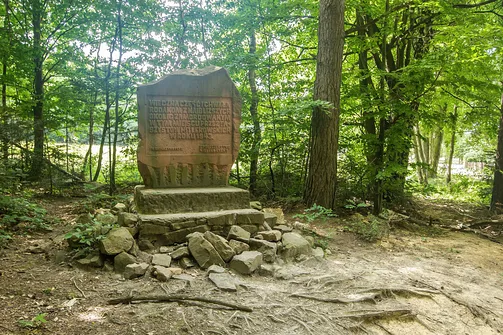 Łysica. "Wieczna cześć i chwała rodakom z najbliższych okolic zamordowanym w tym miejscu przez faszystów hitlerowskich w roku 1943"