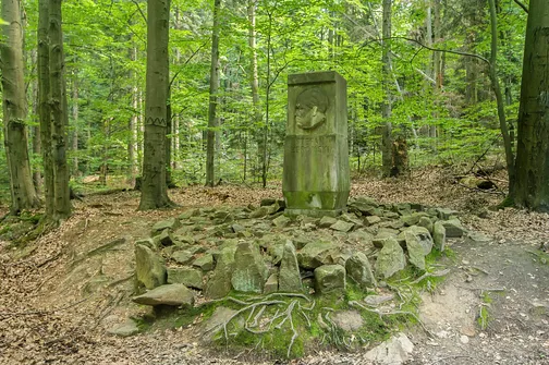 Łysica. Pomnik Stefana Żeromskiego w Świętej Katarzynie