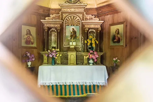 Łysica. Wnętrze kapliczki św. Franciszka