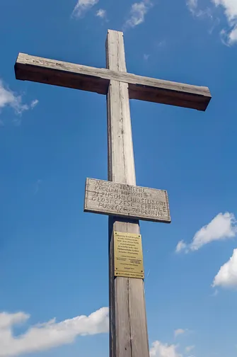 Łysica. "Nieśmiertelnemu Królowi Wieków Jezusowi Chrystusowi głosi cześć i chwałę Puszcza Jodłowa"