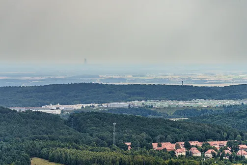 Sky Tower we Wrocławiu widziany ze szczytu Kopiska w Górach Wałbrzyskich