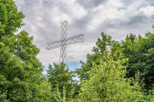 Krzyż milenijny na szcycie Chełmca