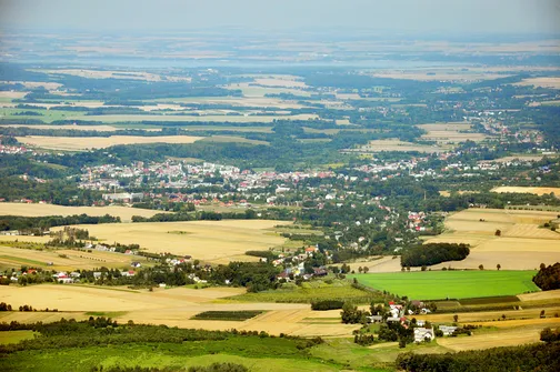 Głuchołazy a w oddali Jezioro Nyskie