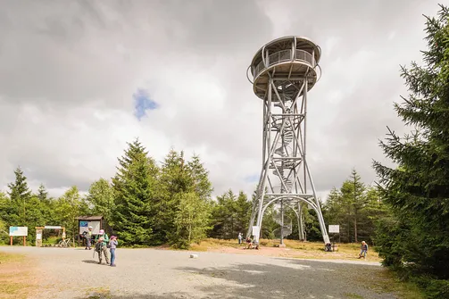 Szczyt Jagodnej z wieżą widokową