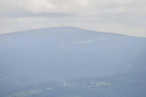 Śnieżnik widziany z wieży widokowej na Jagodnej