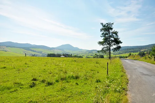 Widok na Lackową ze wsi Czyrna.