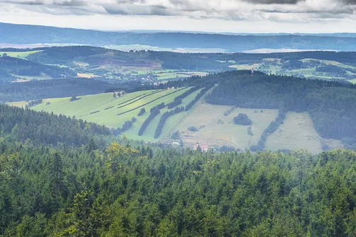 Wielka Sowa - szczyt z murowaną wieżą w Górach Sowich