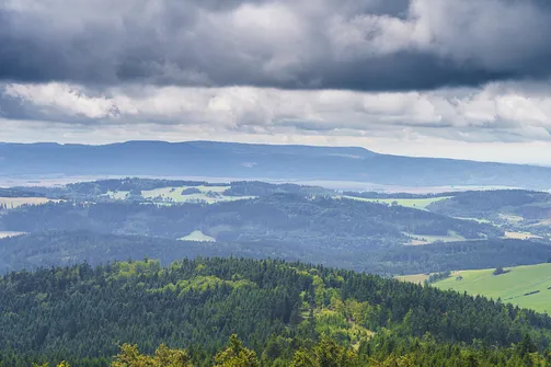 Widok z Wielkiej Sowy na Góry Stołowe (na horyzoncie)