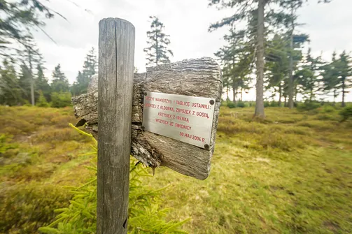 Jedna z tabliczek znacząca szczyt Postawnej