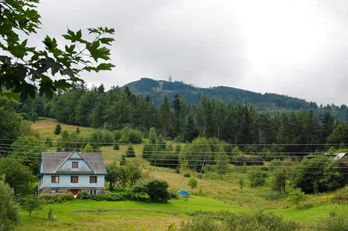 Widok ze Szczyrku na Skrzyczne