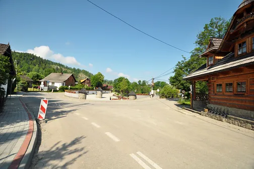 Plac w centrum Jaworek - początek drogi na Radziejową