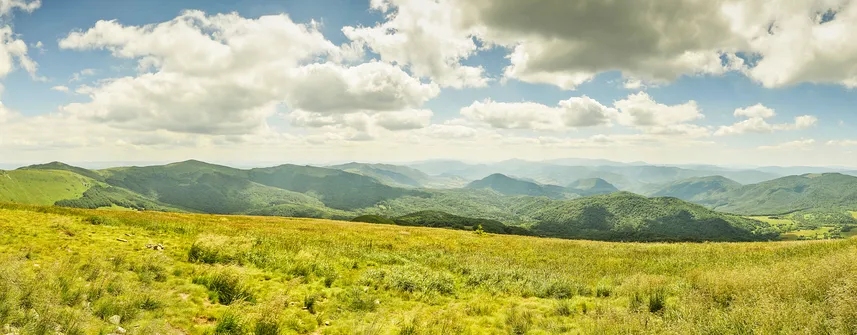 Panorama z Tarnicy na ukraińską część Bieszczad. Po lewej stronie szczyty Kopy Bukowskiej, Halicza i Rozsypańca.