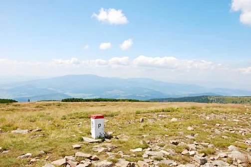 Słupek graniczny rozdzielający Polskę od Słowacji