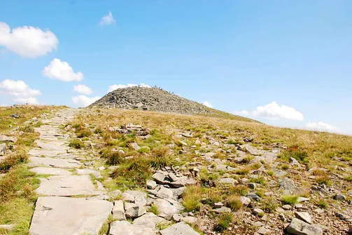 Na szczycie można już rozpoznać sylwetki ludzi