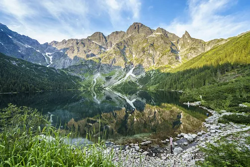 Szczyty od lewej: Mięguszowiecki Szczyt Czarny, Mięguszowiecki Szczyt Pośredni, Mięguszowiecki Szczyt Wielki (najwyższy), Cubryna i Mnich