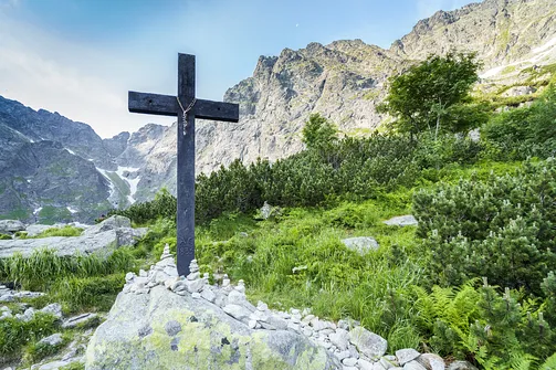 Krzyż z 1835 roku nad brzegiem Czarnego Stawu pod Rysami
