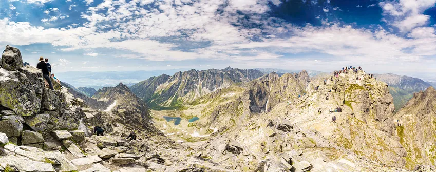 Panorama ze szczytu Rysów w kierunku południowo-zachodnim. Po lewej południowy wierzchołek (2501 m n.p.m.), a po prawej północny (2499 m n.p.m.).