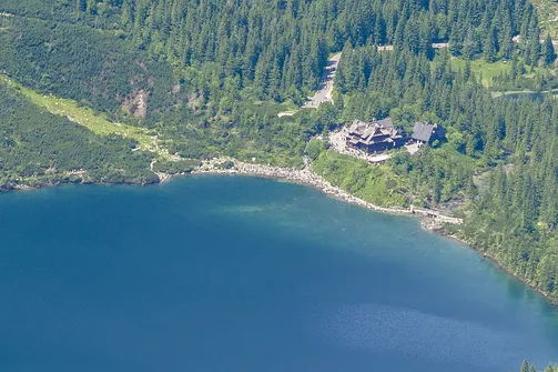 Schronisko nad Morskim Okiem widziane ze szczytu Rysów