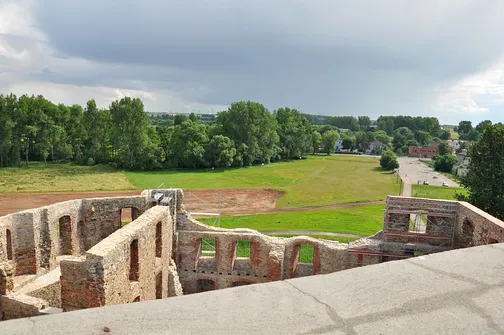 Widok z tarasu na wieży zamku w Siewierzu