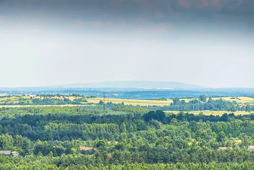 Zamek w Olsztynie koło Częstochowy. Góra Kamieńsk w odległości 52 kilometrów od zamku w Olsztynie