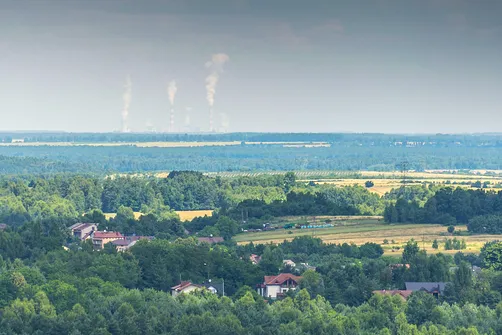 Zamek w Olsztynie koło Częstochowy. Elektrownia Bełchatów widziana z wieży zamku w Olsztynie - odległość w linii prostej 57km