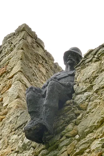 Ruiny dworu obronnego z XV wieku w Bąkowej Górze