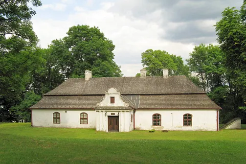 Dwór z XVII wieku w Bąkowej Górze