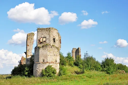 Zamek w Majkowicach - ruiny renesansowego dworu obronnego