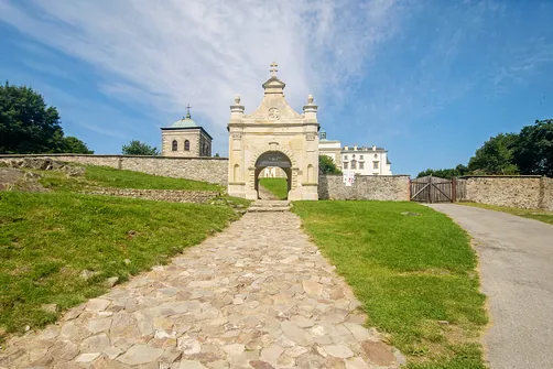 Klasztor na Świętym Krzyżu - dawne benedyktyńskie opactwo