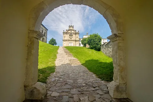 Klasztor na Świętym Krzyżu - dawne benedyktyńskie opactwo