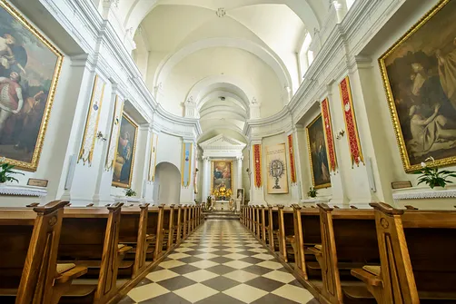 Wnętrze bazyliki na Świętym Krzyżu