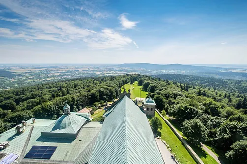Widok z Łysej Góry - na wschodzie Pasmo Jeleniowskie i najwyższe wzniesieie tego pasma - Szczytniak.