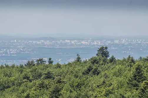 Widok z Łysej Góry na Kielce. Na wzgórzu Klasztor na Karczówce (odległość w linii prostej 32 km).