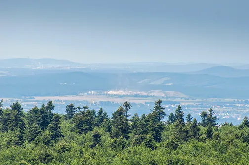 Zamek w Chęcinach widziany z Łysej Góry (po lewej na wzgórzu widoczne dwie wieże). Odległość do niego to 42 kilometry.