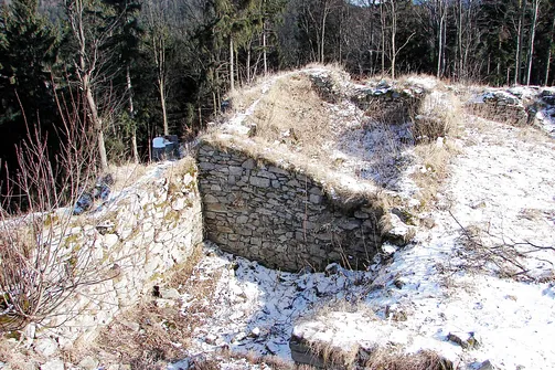 Ruiny zamku Karpień w Górach Złotych