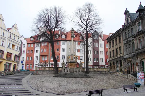 Kłodzko. Rynek w Kłodzku i stojąca na nim kolumna wotywna Najświętszej Maryi Panny