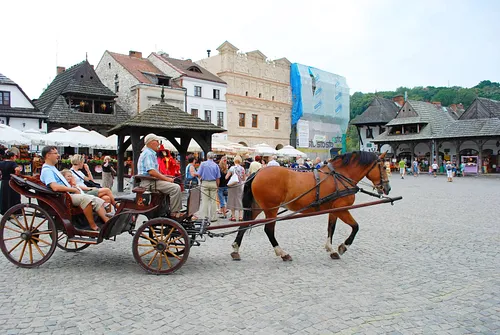 Kazimierz Dolny - rynek. W oddali kamienice Przybyłów - pod św. Mikołajem i pod św. Krzysztofem (remontowana).