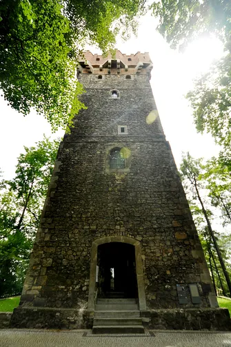 Wieża Piastowska z bliska