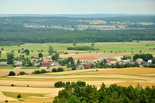 Góry Mokre z góry... w oddali szkoła i kościół