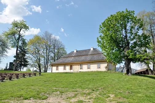 Zrekonstruowany dworek w Ciekotach, w którym mieszkał Stefan Żeromski