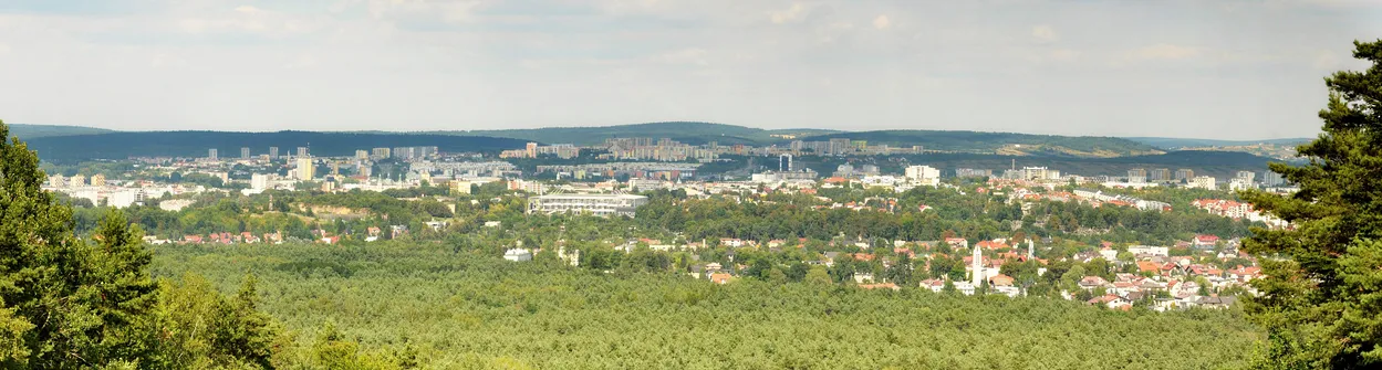 Widok na Kielce ze stoku narciarskiego na Pierścienicy