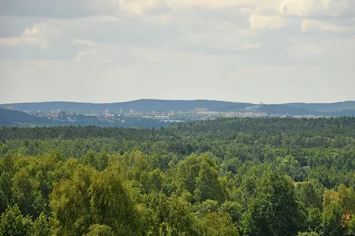 Widok z Tumlina na Kielce. Po prawej stronie klasztor na Karczówce.