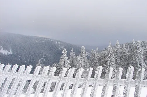 Zimowe krajobrazy przed schroniskiem