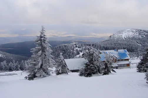 Widok na schronisko na Śnieżniku