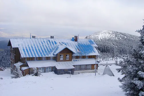 Widok na schronisko na Śnieżniku