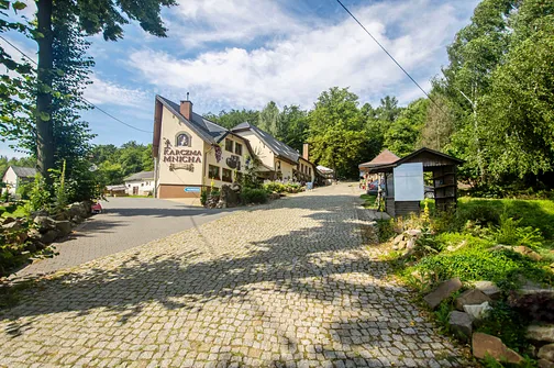 Wędrówkę rozpoczynamy z parkingu przy karczmie Mnicha w Nowej Słupi.