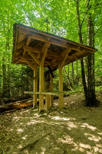 Podczas wędrówki mijamy stacje drogi krzyżowej.