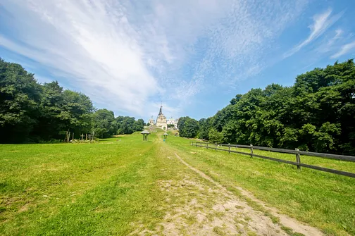 W oddali widać już klasztor na Świętym Krzyżu