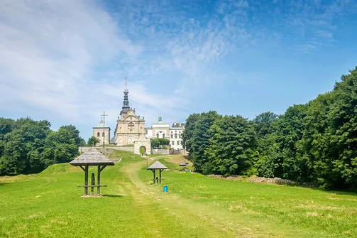 Łysa Góra - szczyt z sanktuarium i relikwiami Drzewa Krzyża Świętego